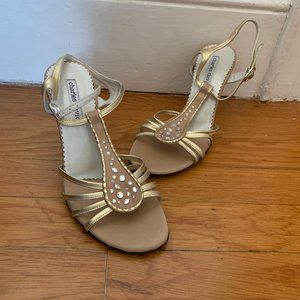 CHARLES DAVID CREAM & GOLD SANDAL HEELS